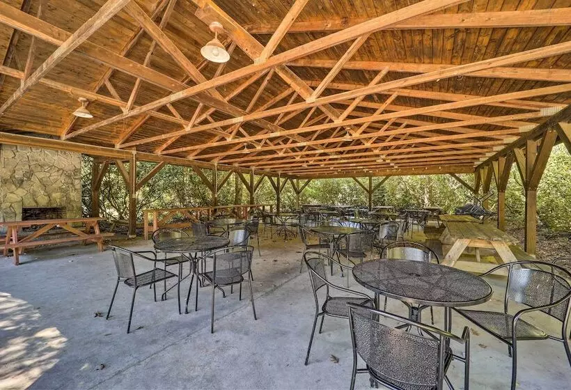 10 Mi To Slopes: Peaceful Newland Home W/ Balcony!