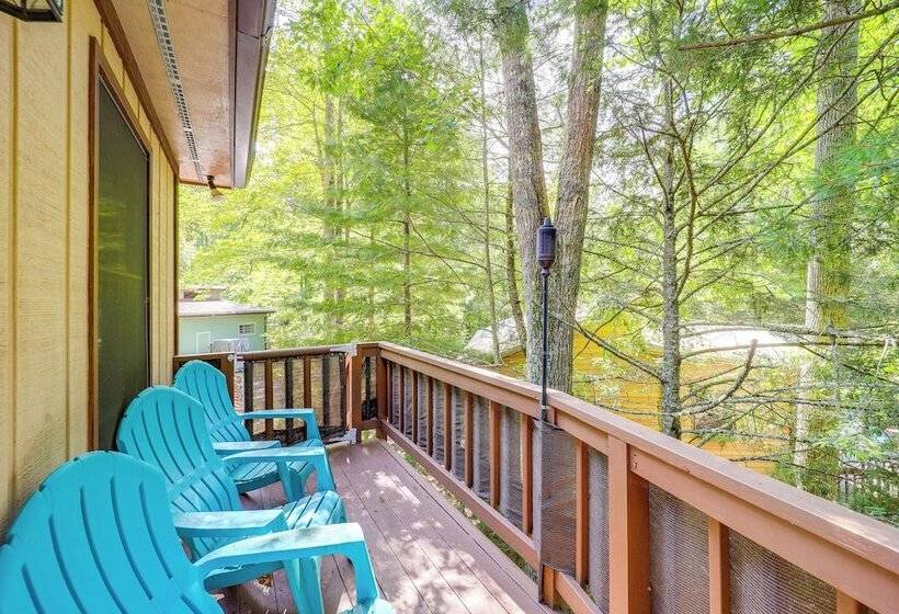 10 Mi To Slopes: Peaceful Newland Home W/ Balcony!