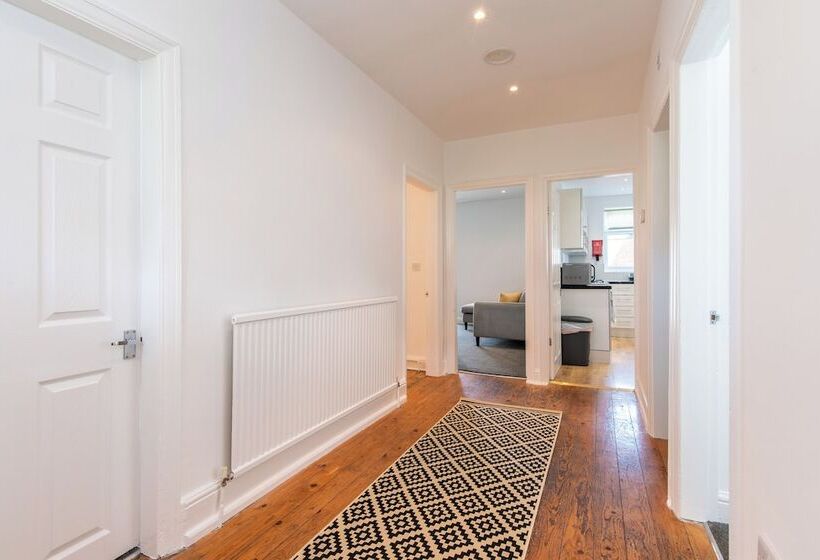 פנסיון Gertrude House