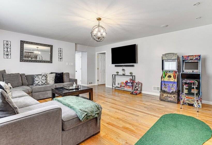 Pocono Summit Home W/ Hot Tub ~ 4 Mi To Kalahari!