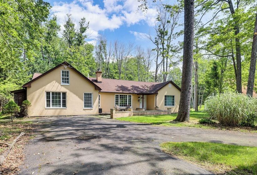 Pocono Summit Home W/ Hot Tub ~ 4 Mi To Kalahari!