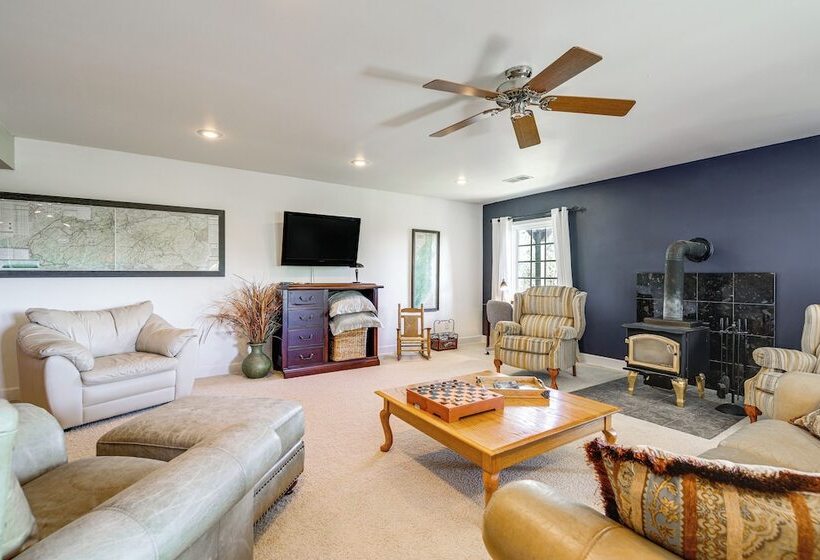 Sevierville Home W/ Mountain & Countryside Views