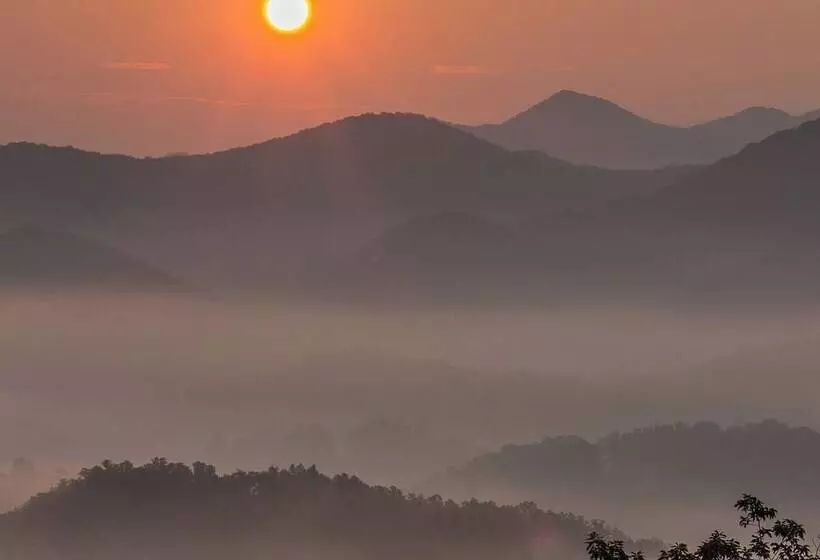 Smoky Horizon By Avantstay Views + Game Room, Hot Tub & Movie Theater!