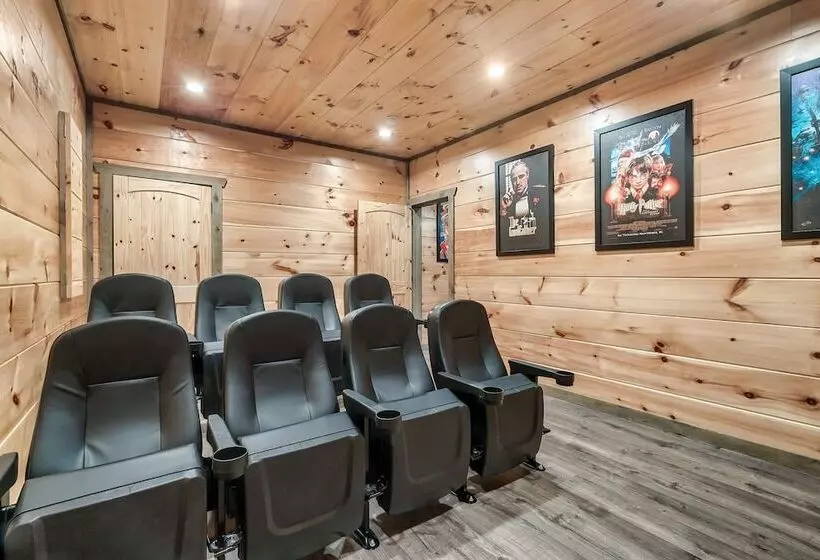 Smoky Horizon By Avantstay Views + Game Room, Hot Tub & Movie Theater!