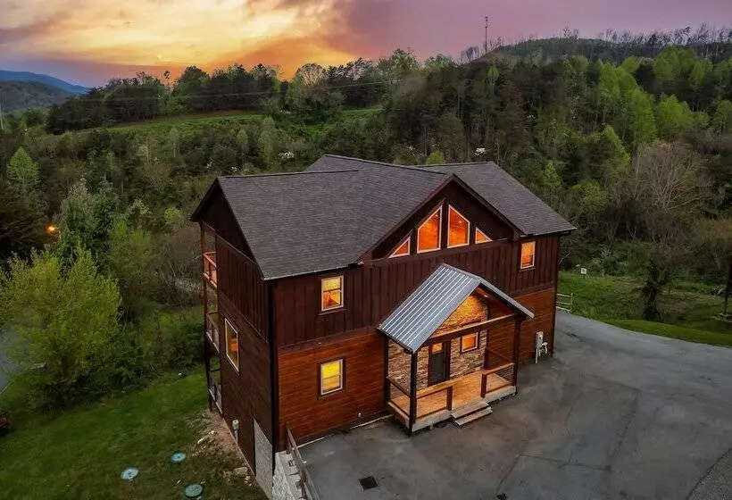 Smoky Horizon By Avantstay Views + Game Room, Hot Tub & Movie Theater!