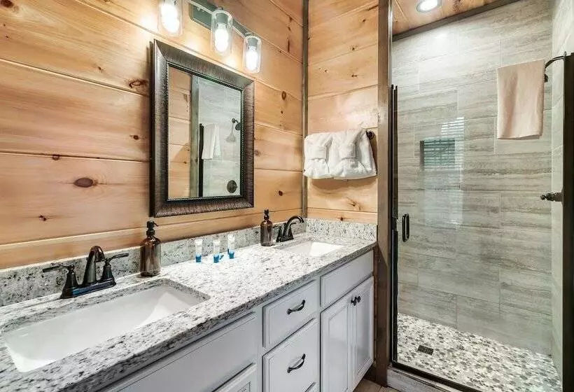 Smoky Horizon By Avantstay Views + Game Room, Hot Tub & Movie Theater!