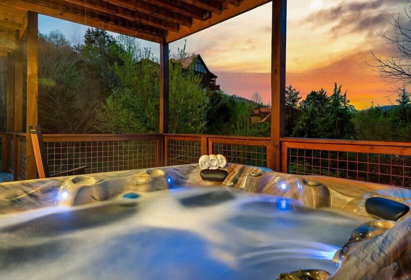 Smoky Horizon By Avantstay Views + Game Room, Hot Tub & Movie Theater!