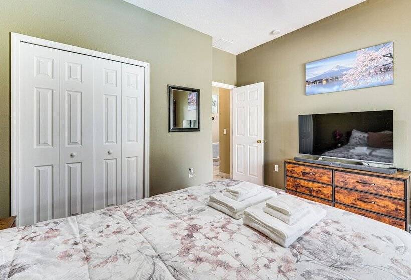 10 Mi To Parks: Spacious Kissimmee Home W/ Lanai!