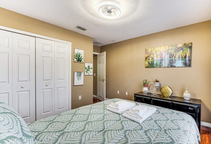 10 Mi To Parks: Spacious Kissimmee Home W/ Lanai!