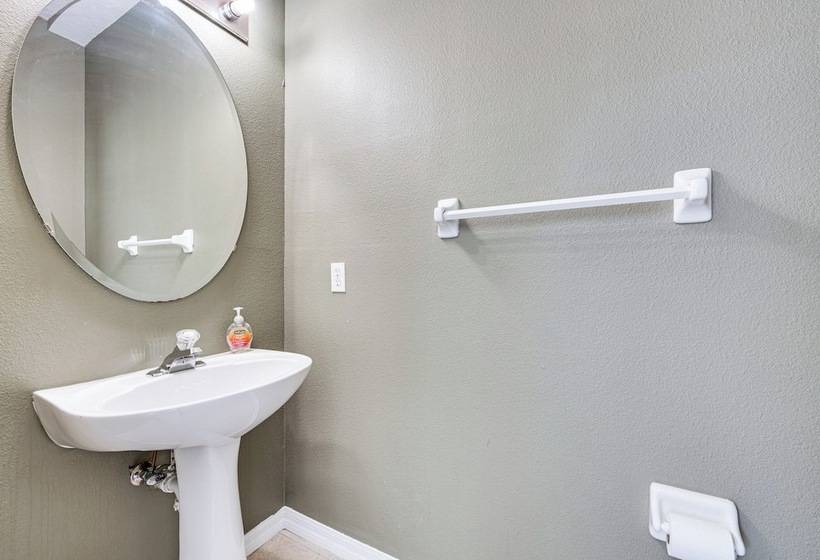 10 Mi To Parks: Spacious Kissimmee Home W/ Lanai!