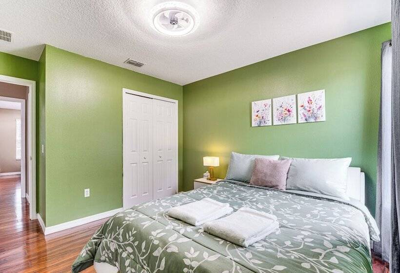 10 Mi To Parks: Spacious Kissimmee Home W/ Lanai!