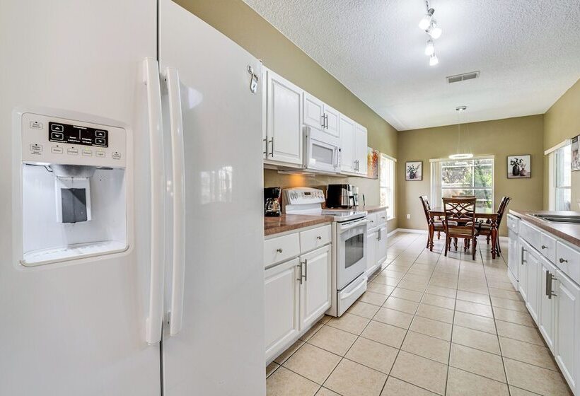10 Mi To Parks: Spacious Kissimmee Home W/ Lanai!