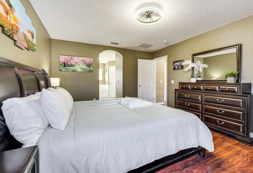 10 Mi To Parks: Spacious Kissimmee Home W/ Lanai!