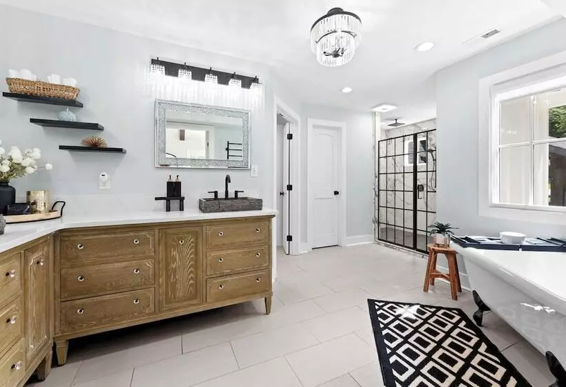 Take It To The Bank! By Avantstay New Pool + Hot Tub Sleeps 16