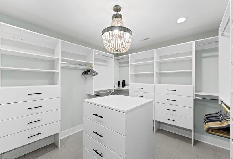 Take It To The Bank! By Avantstay New Pool + Hot Tub Sleeps 16