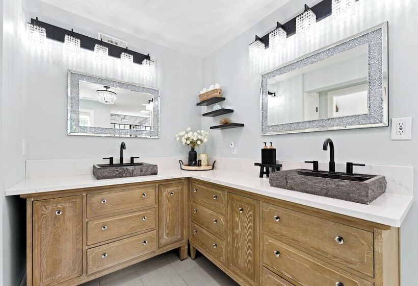 Take It To The Bank! By Avantstay New Pool + Hot Tub Sleeps 16