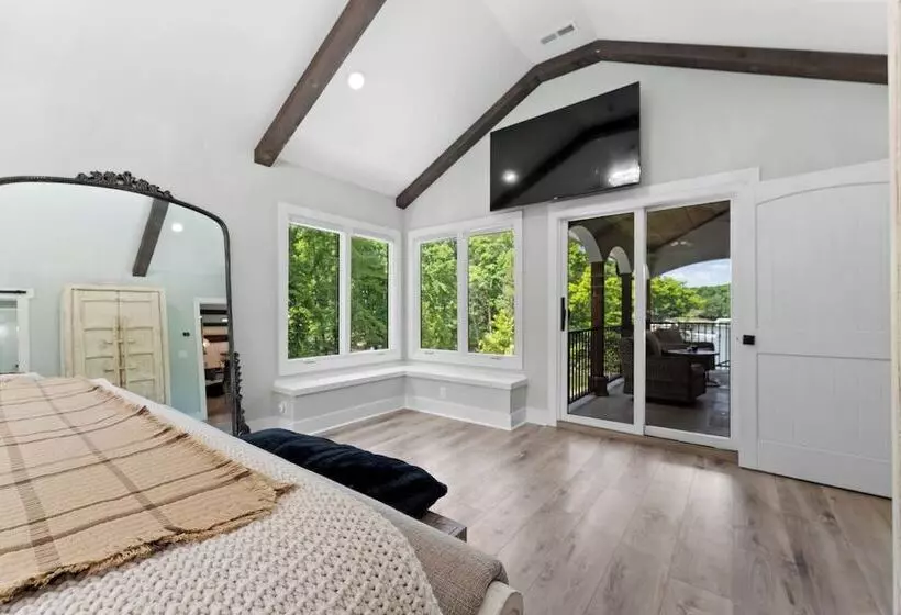 Take It To The Bank! By Avantstay New Pool + Hot Tub Sleeps 16