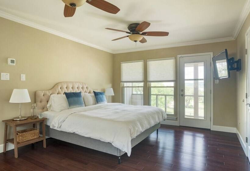 Travis By Avantstay Waterfront Lake Retreat