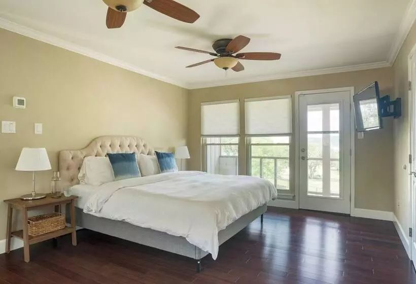 Travis By Avantstay Waterfront Lake Retreat