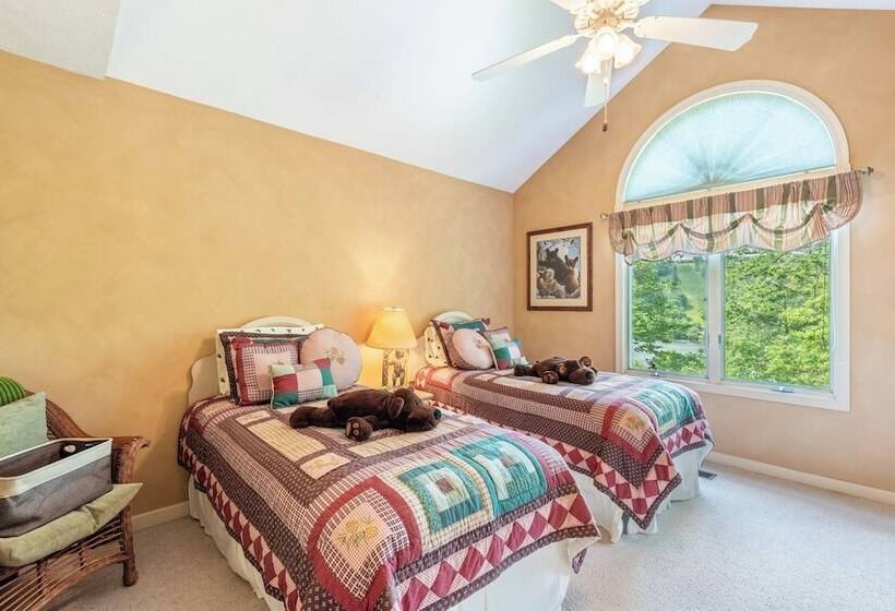 Twin Waters By Avantstay Patio + Pool Table