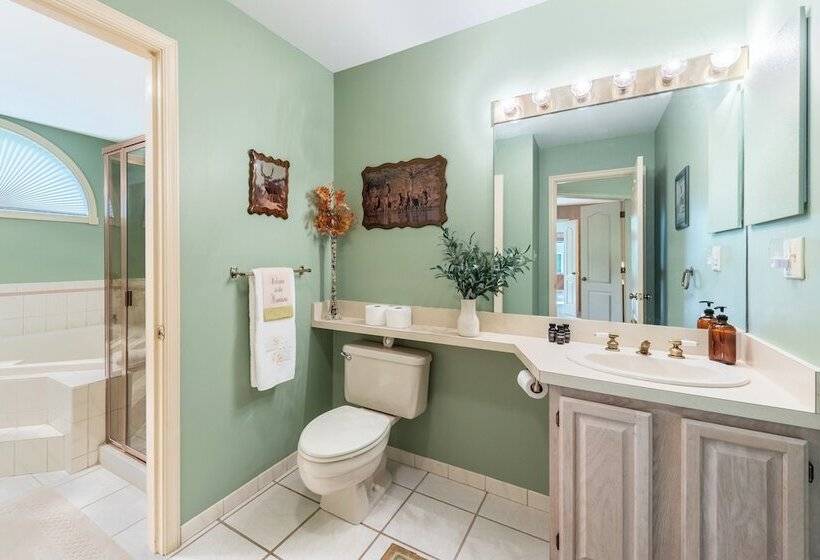 Twin Waters By Avantstay Patio + Pool Table