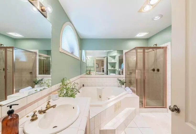 Twin Waters By Avantstay Patio + Pool Table