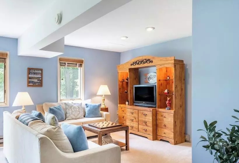 Twin Waters By Avantstay Patio + Pool Table