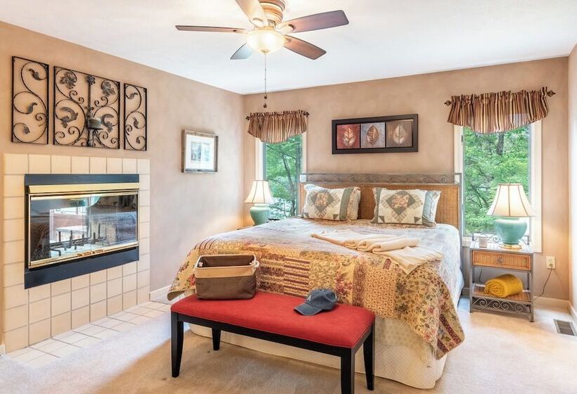 Twin Waters By Avantstay Patio + Pool Table