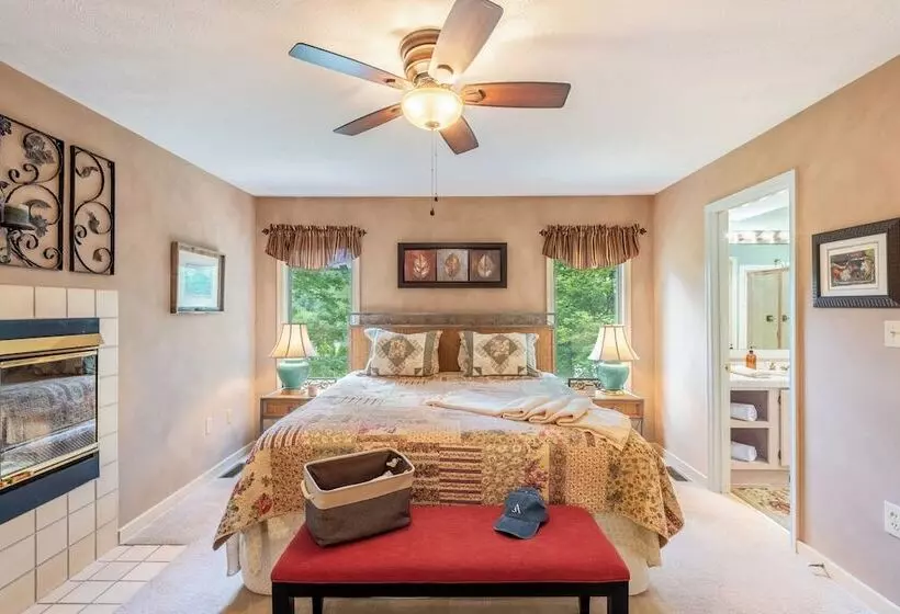 Twin Waters By Avantstay Patio + Pool Table