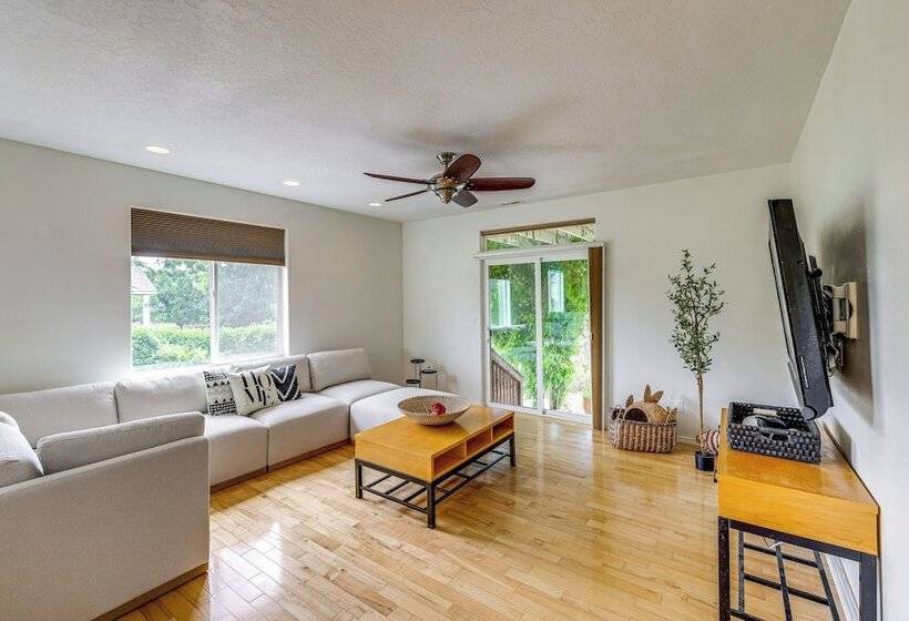 West Richland Home W/ Large Yard: Near Wineries!