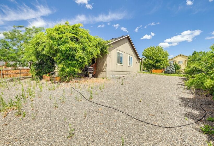 West Richland Home W/ Large Yard: Near Wineries!