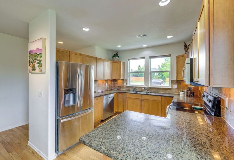 West Richland Home W/ Large Yard: Near Wineries!