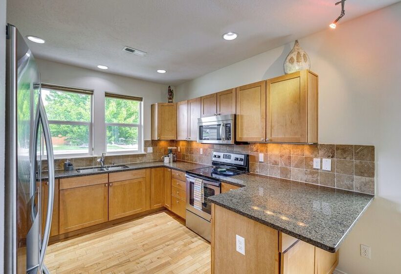 West Richland Home W/ Large Yard: Near Wineries!