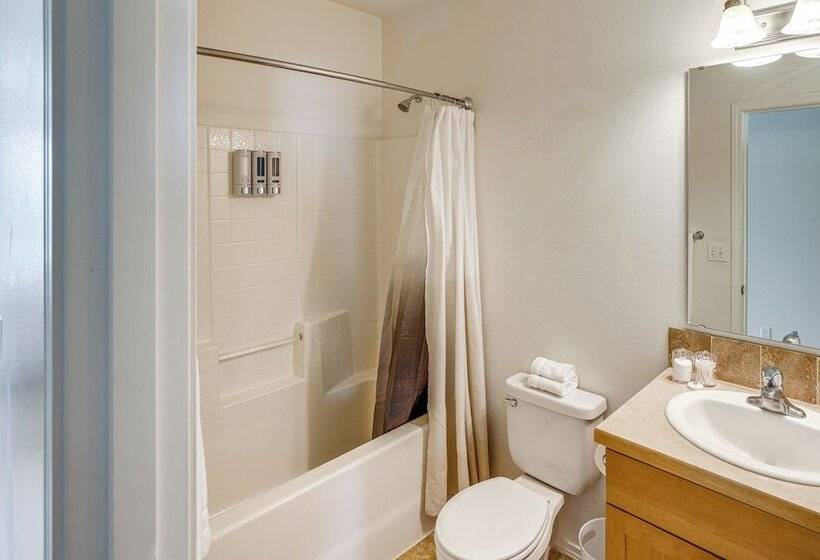 West Richland Home W/ Large Yard: Near Wineries!