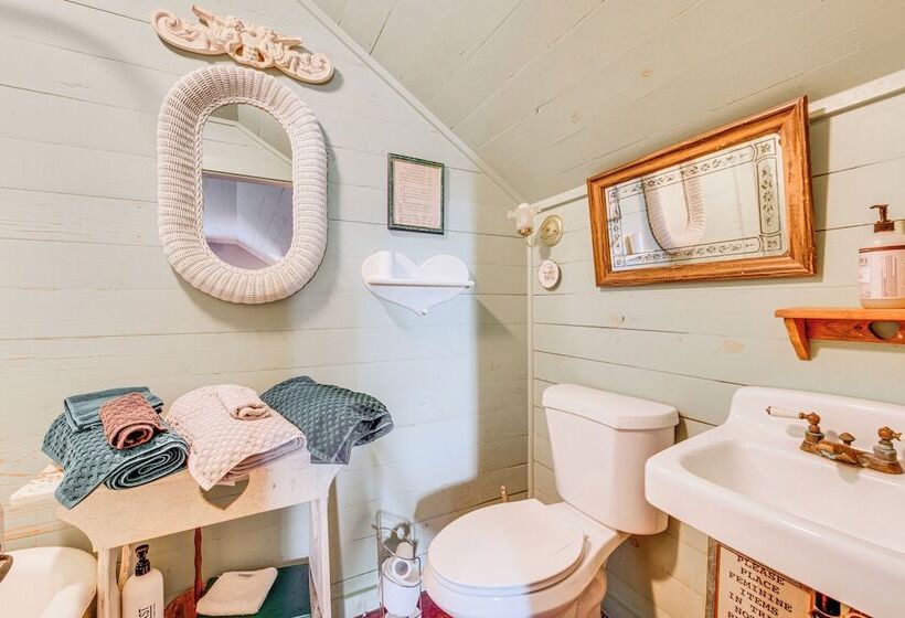 Whimsical New Roads Home < 1 Mi To Main Street!