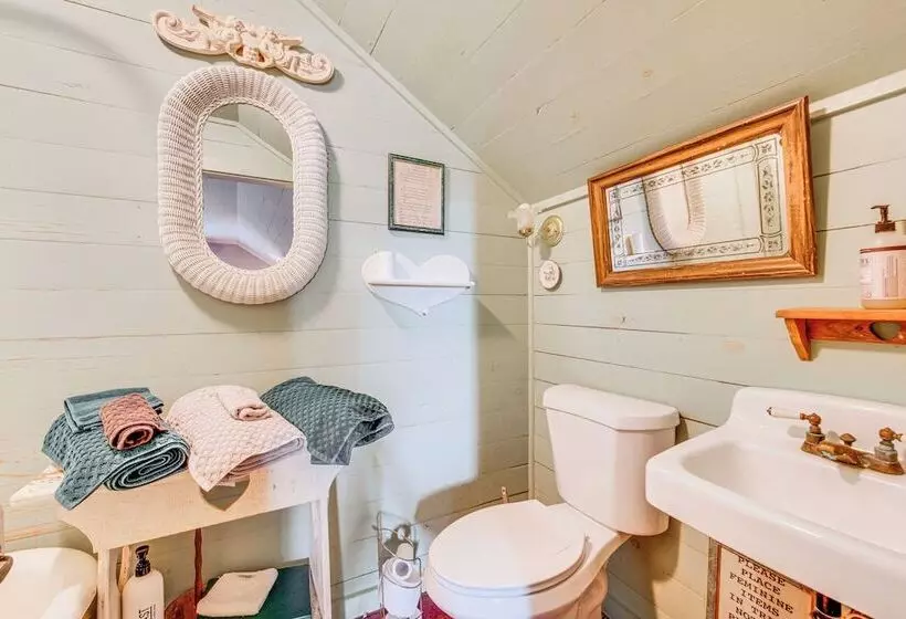 Whimsical New Roads Home < 1 Mi To Main Street!