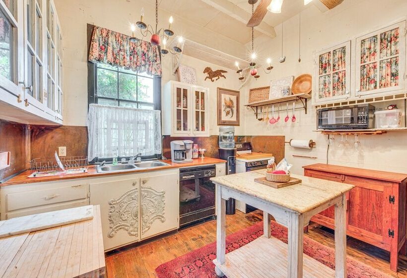 Whimsical New Roads Home < 1 Mi To Main Street!