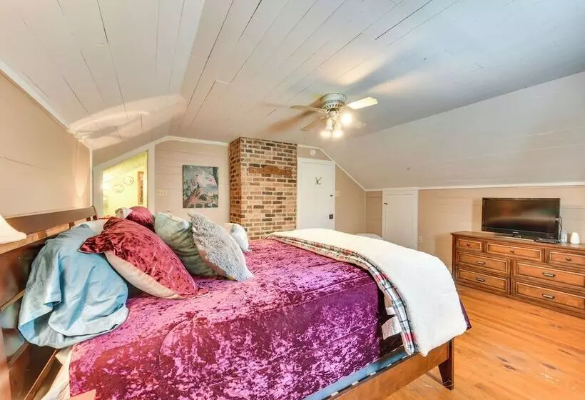 Whimsical New Roads Home < 1 Mi To Main Street!