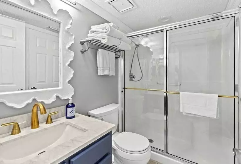 Beachfront Breeze By Avantstay Beachfront Condo