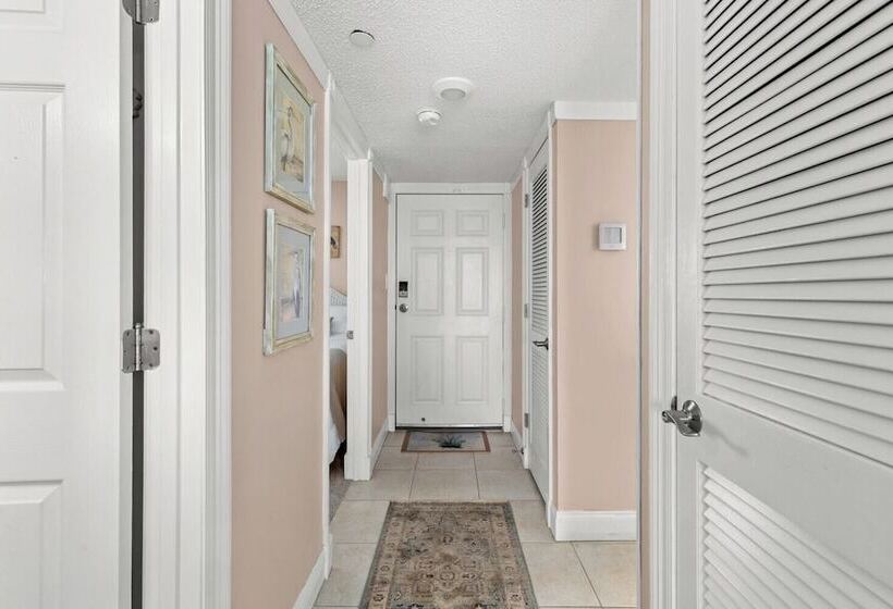 Beachfront Breeze By Avantstay Beachfront Condo