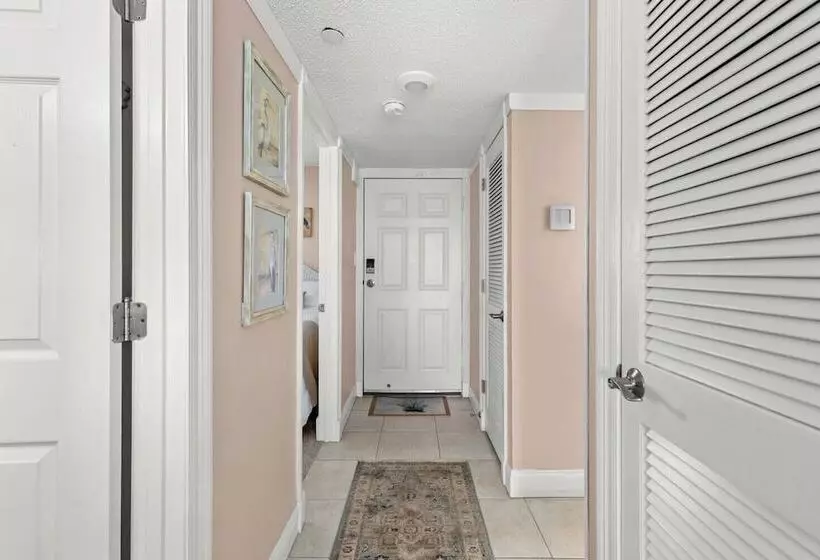 Beachfront Breeze By Avantstay Beachfront Condo