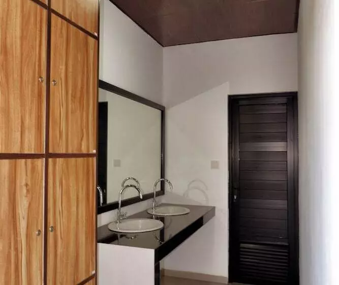 Hotelli Guest House 555 Nki