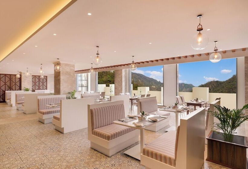 هتل Lemon Tree Premier Budhanilkanth