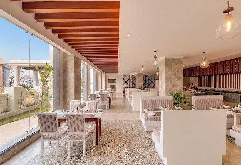 هتل Lemon Tree Premier Budhanilkanth