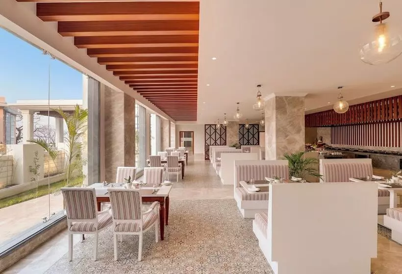 هتل Lemon Tree Premier Budhanilkanth