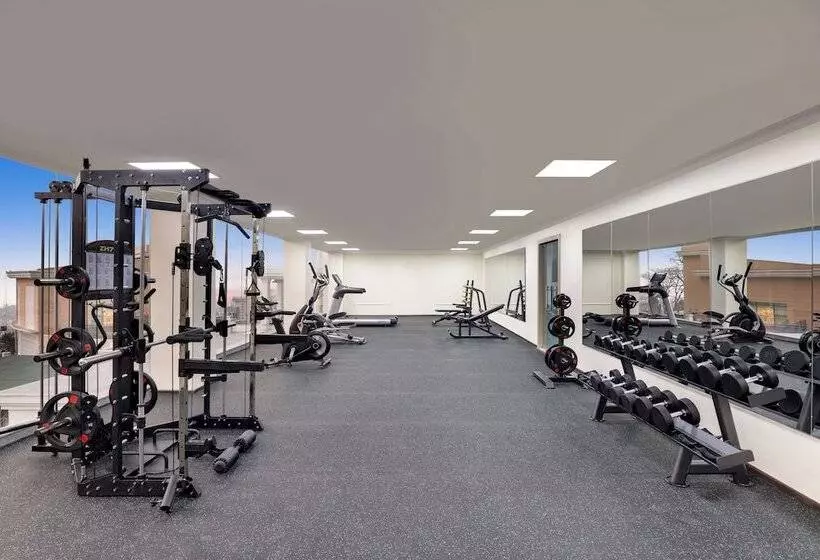 هتل Lemon Tree Premier Budhanilkanth