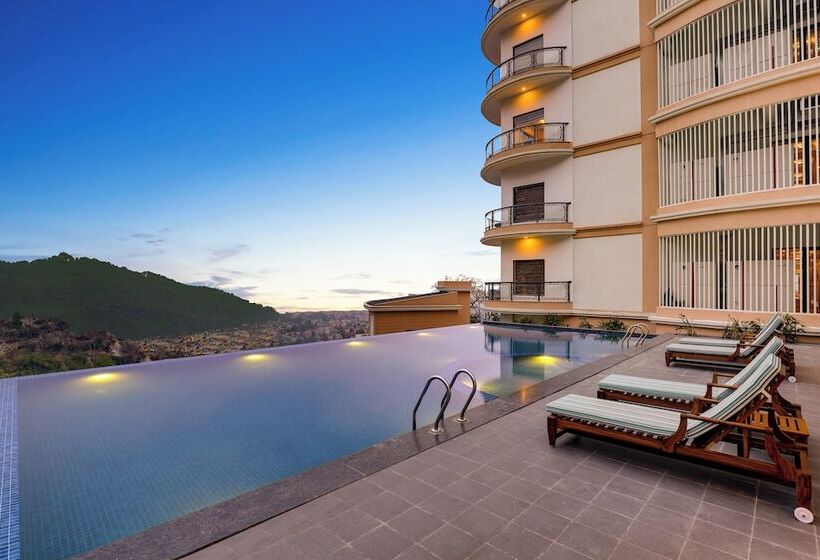 هتل Lemon Tree Premier Budhanilkanth