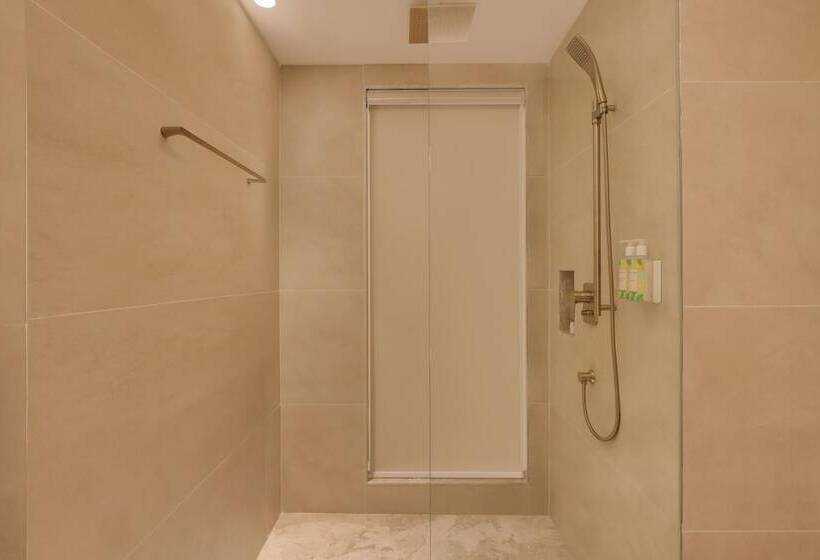 هتل Lemon Tree Premier Budhanilkanth