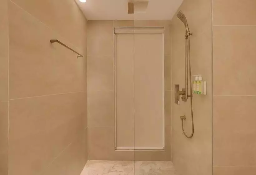 هتل Lemon Tree Premier Budhanilkanth