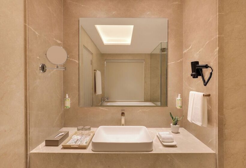 هتل Lemon Tree Premier Budhanilkanth